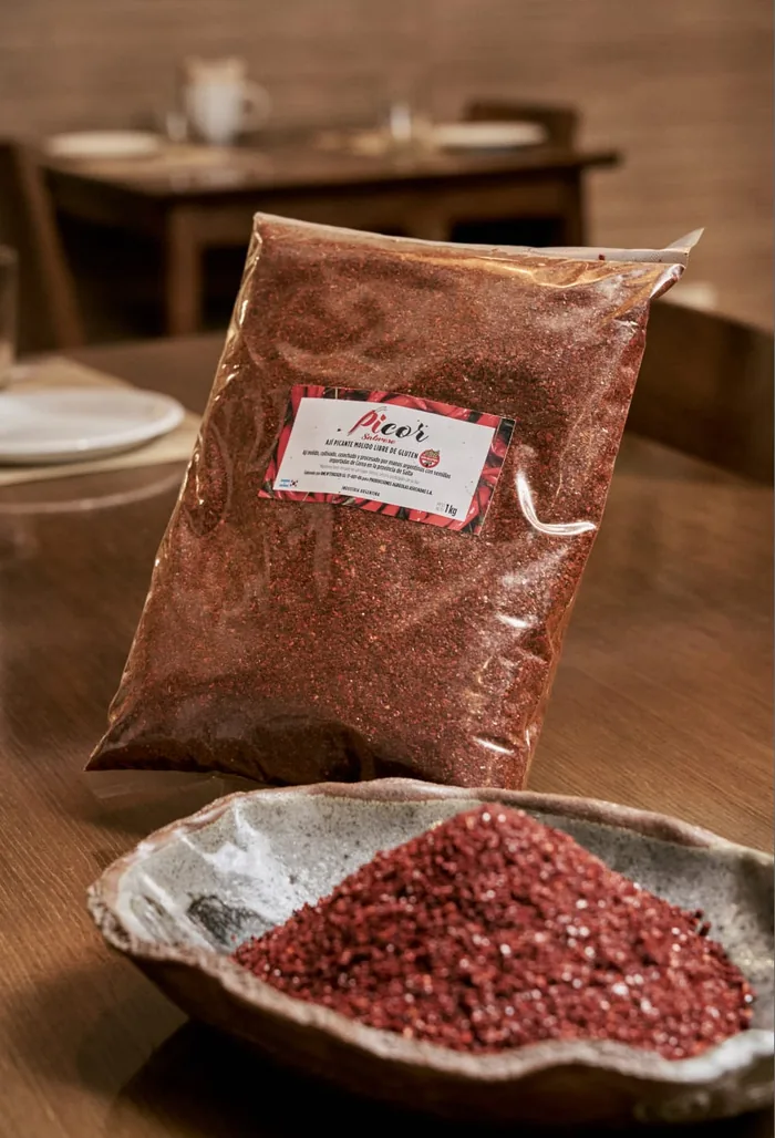 Paquete de Gochugaru Picor con ají en plato cerámico - producto premium